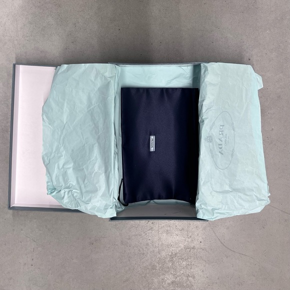 Prada shoe box with dust cover and tissue - Picture 3 of 3